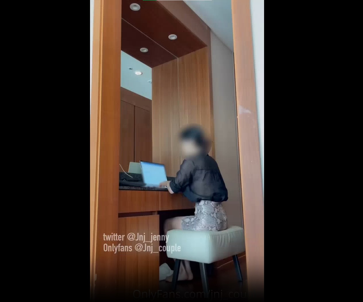 자택 근무하고 있는 여친 뒤치기 [레드걸 한국야동,최신야동,무료야동]